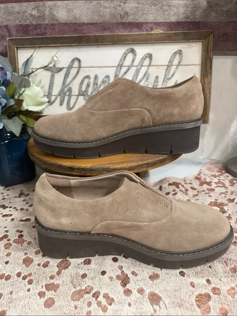 Clarks suede slip